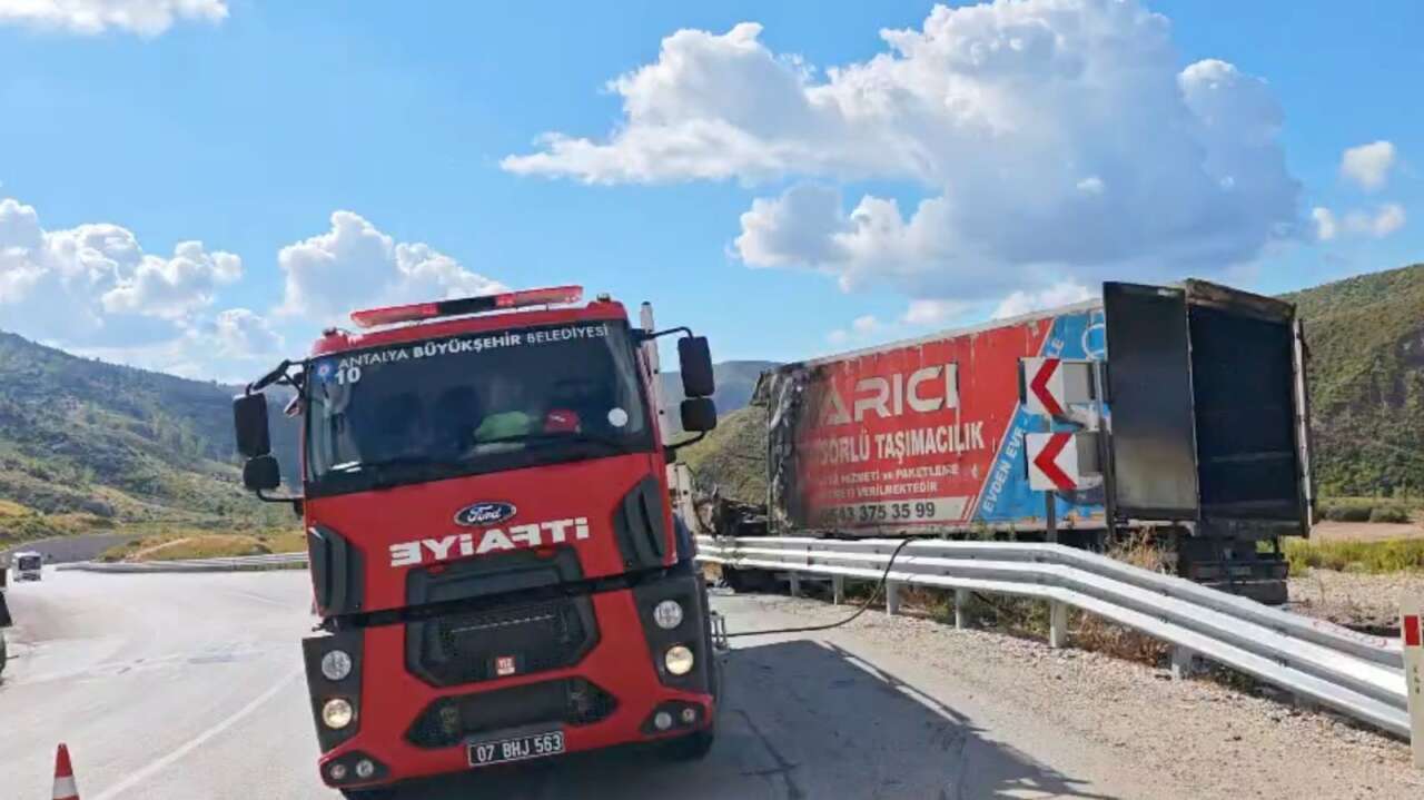 Konya yolunda bariyerlere çarpan kamyon alev aldı 4